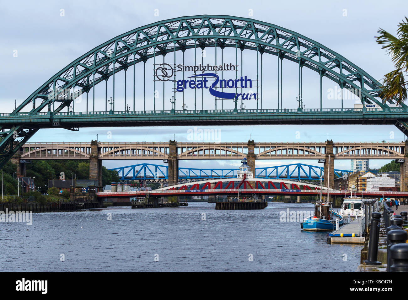 Ponti sul fiume Tyne visto dalla banchina del porto di Newcastle-upon-Tyne Foto Stock