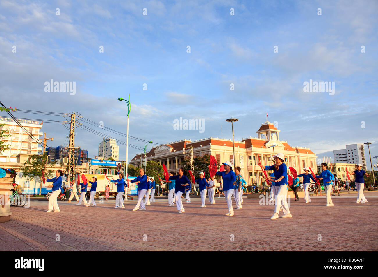 La popolazione locale esercizio di sunrise a Nha Trang Beach, khanh Hoa in Vietnam. Foto Stock