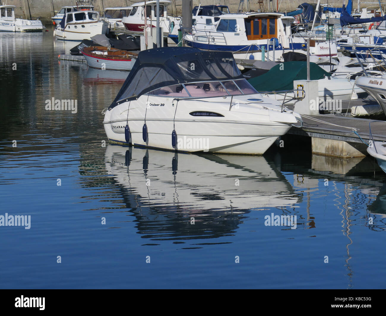 Weymouth, Inghilterra - octiber 9, 2016: piccola barca riflettendo in acqua ancora in porto Foto Stock