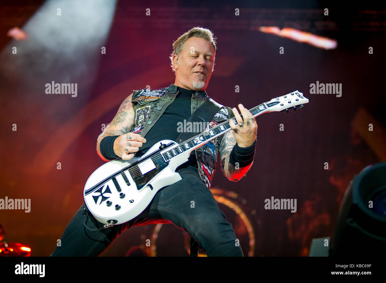 La band americana metallica ha tenuto un concerto dal vivo al Bergen Bergenhus Festning. Qui il cantante, il cantautore e il chitarrista James Hetfield viene dipinto dal vivo sul palco. Norvegia, 20/08 2015. Foto Stock