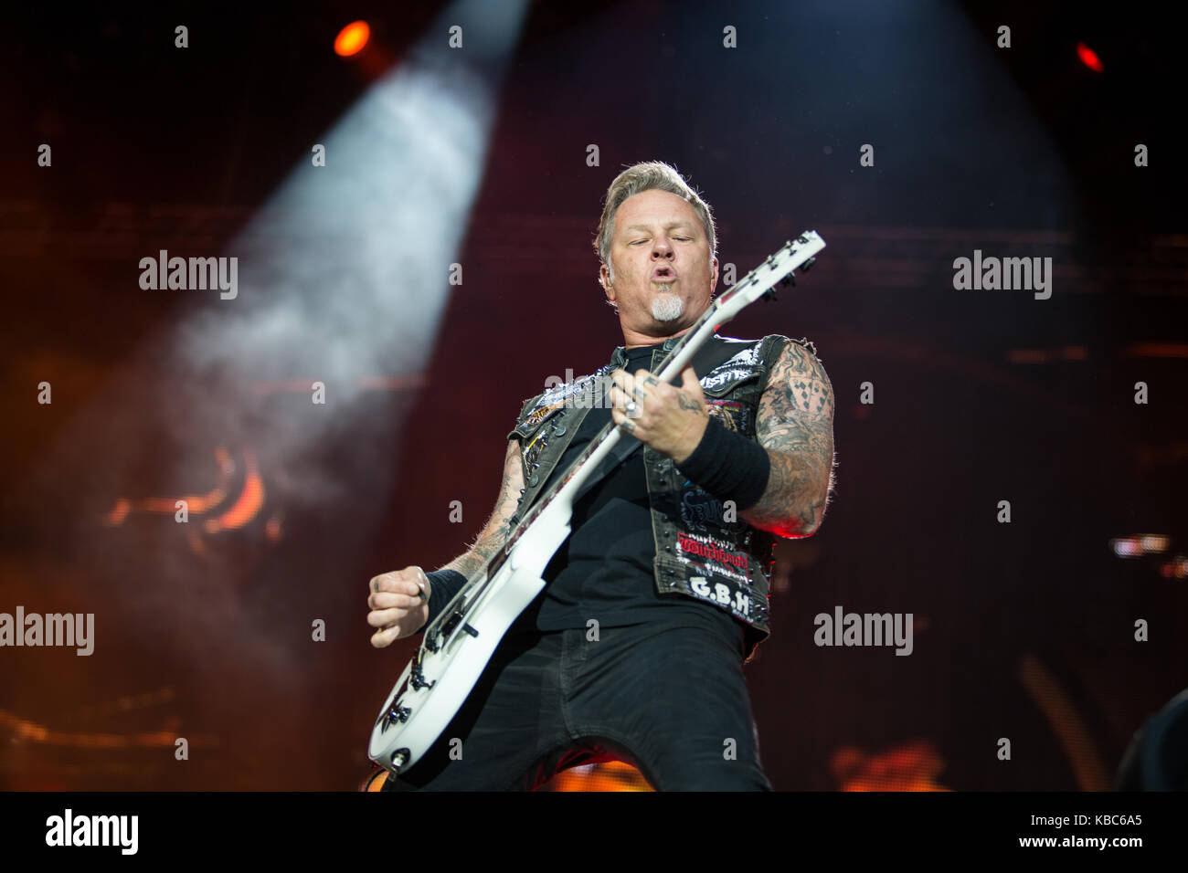 La band americana metallica ha tenuto un concerto dal vivo al Bergen Bergenhus Festning. Qui il cantante, il cantautore e il chitarrista James Hetfield viene dipinto dal vivo sul palco. Norvegia, 20/08 2015. Foto Stock