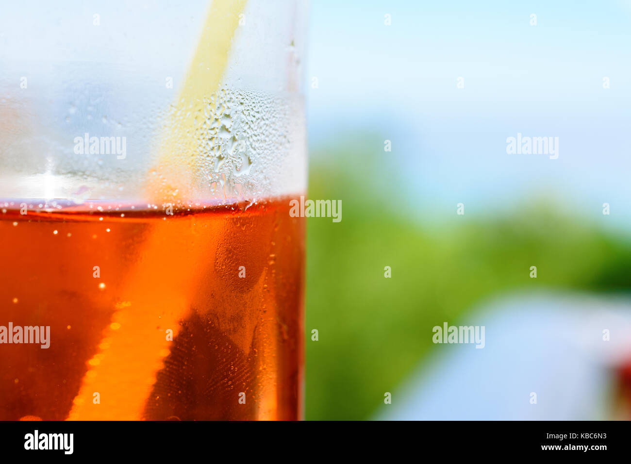 Close-up di vetro freddo di aperol spritz con condensazione Foto Stock