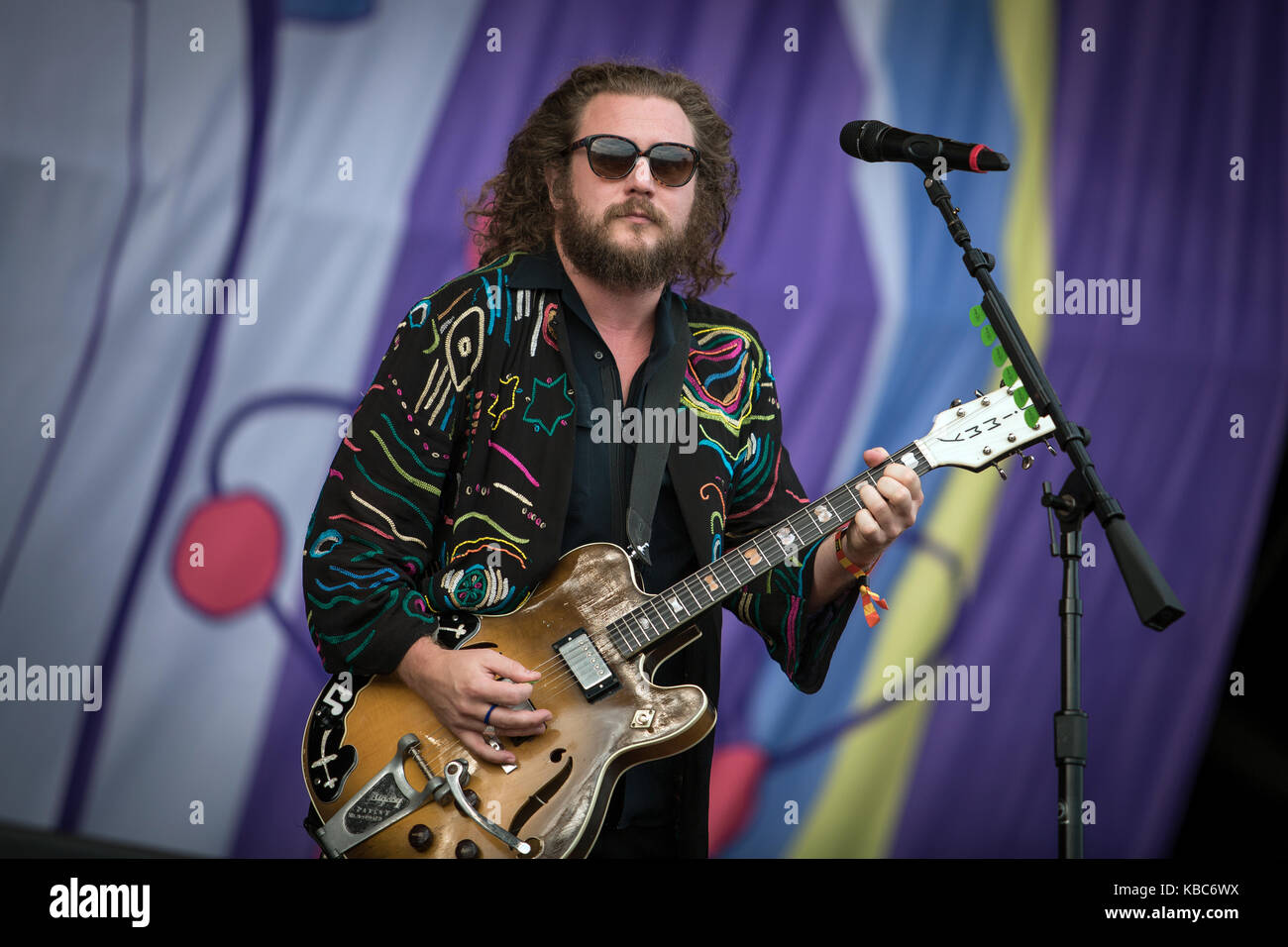 La american rock band My Morning Jacket esegue un concerto dal vivo presso il festival musicale lollapalooza 2015 a Berlino. Qui il cantante e musicista Jim James è raffigurato dal vivo sul palco. Germania, 13/09 2015. Foto Stock