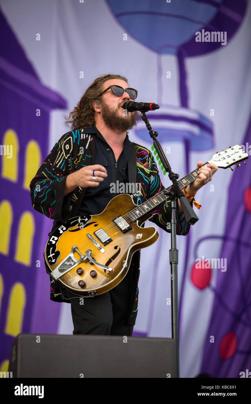 La american rock band My Morning Jacket esegue un concerto dal vivo presso il festival musicale lollapalooza 2015 a Berlino. Qui il cantante e musicista Jim James è raffigurato dal vivo sul palco. Germania, 13/09 2015. Foto Stock