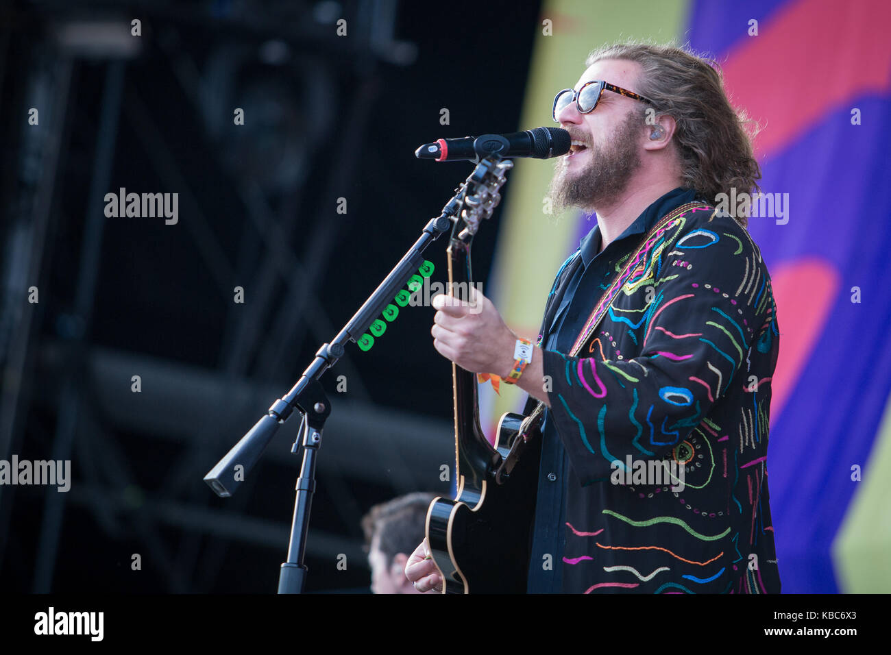 La american rock band My Morning Jacket esegue un concerto dal vivo presso il festival musicale lollapalooza 2015 a Berlino. Qui il cantante e musicista Jim James è raffigurato dal vivo sul palco. Germania, 13/09 2015. Foto Stock