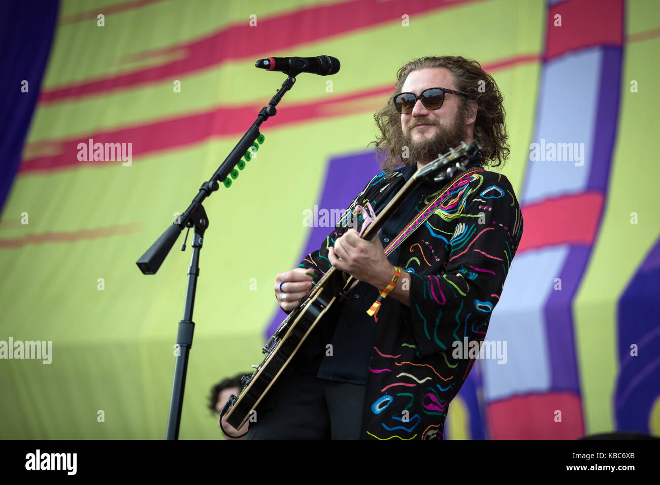 La american rock band My Morning Jacket esegue un concerto dal vivo presso il festival musicale lollapalooza 2015 a Berlino. Qui il cantante e musicista Jim James è raffigurato dal vivo sul palco. Germania, 13/09 2015. Foto Stock