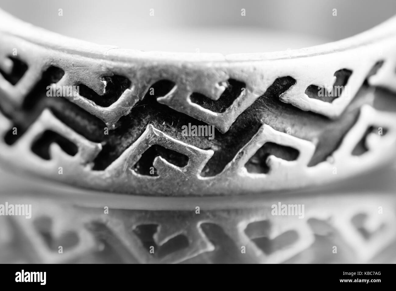Extreme close-up di argento inciso anello Foto Stock