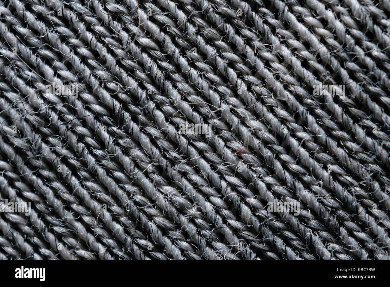 Extreme close-up di grigio fibre sintetiche tessuto nel modello Foto Stock