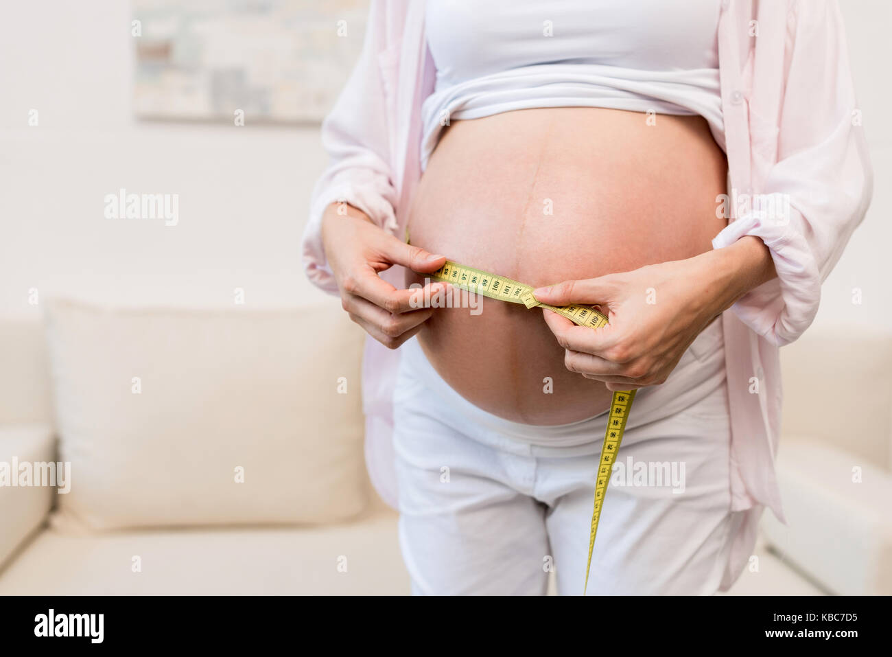 Donna incinta con righello flessibile Foto Stock