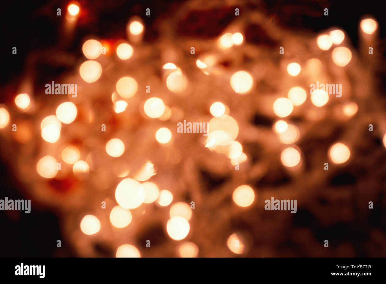 Abstract di close-up di sfocati circolari di colore arancione pallido luci di Natale prese con helios 44-2 vintage lente durante la notte Foto Stock