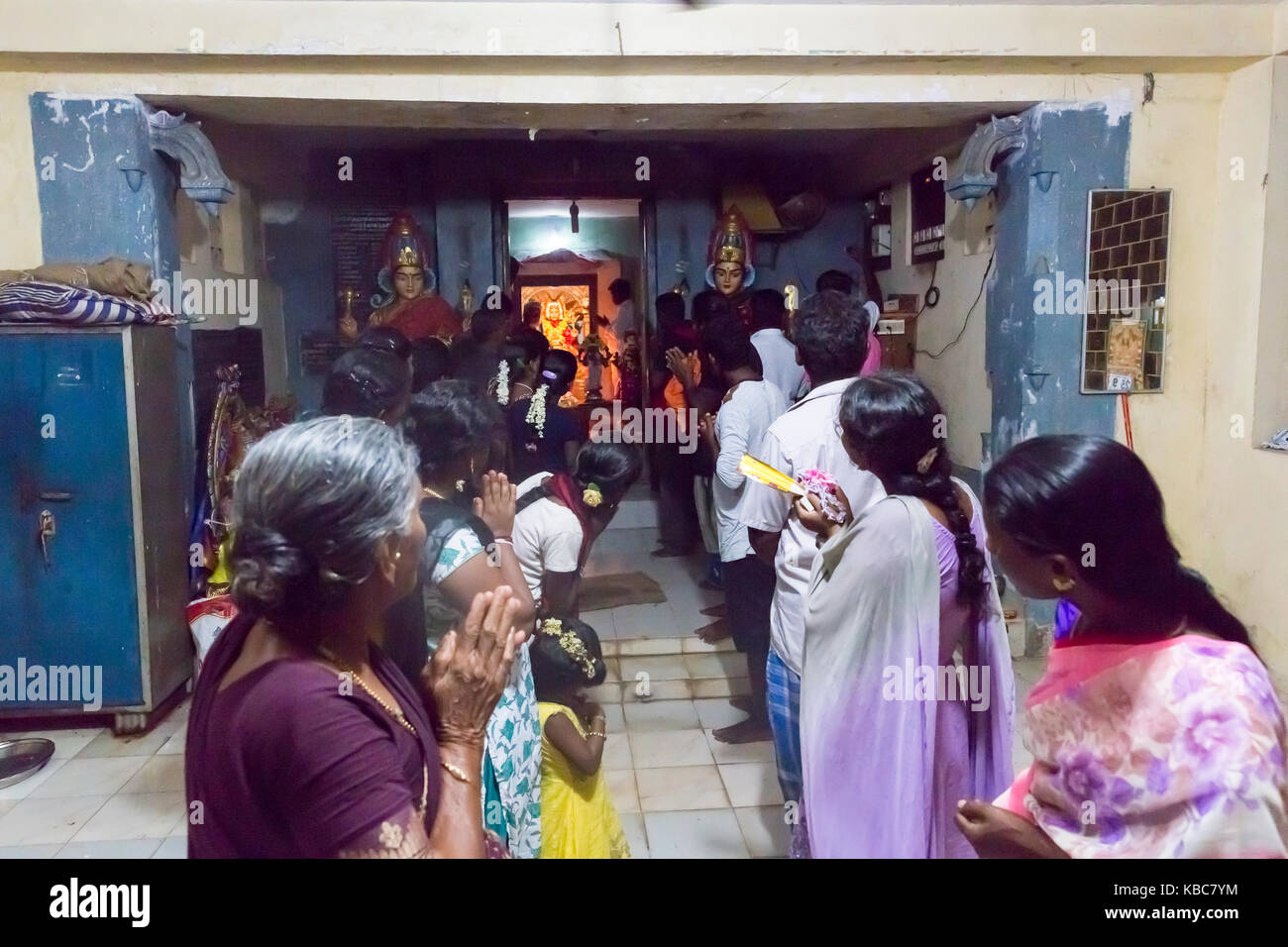 Pondicherry, PUDUCHERY, India - 26 agosto 2017. I devoti intorno a ganesha statua, cerimonia di offerte ganesha festival Foto Stock