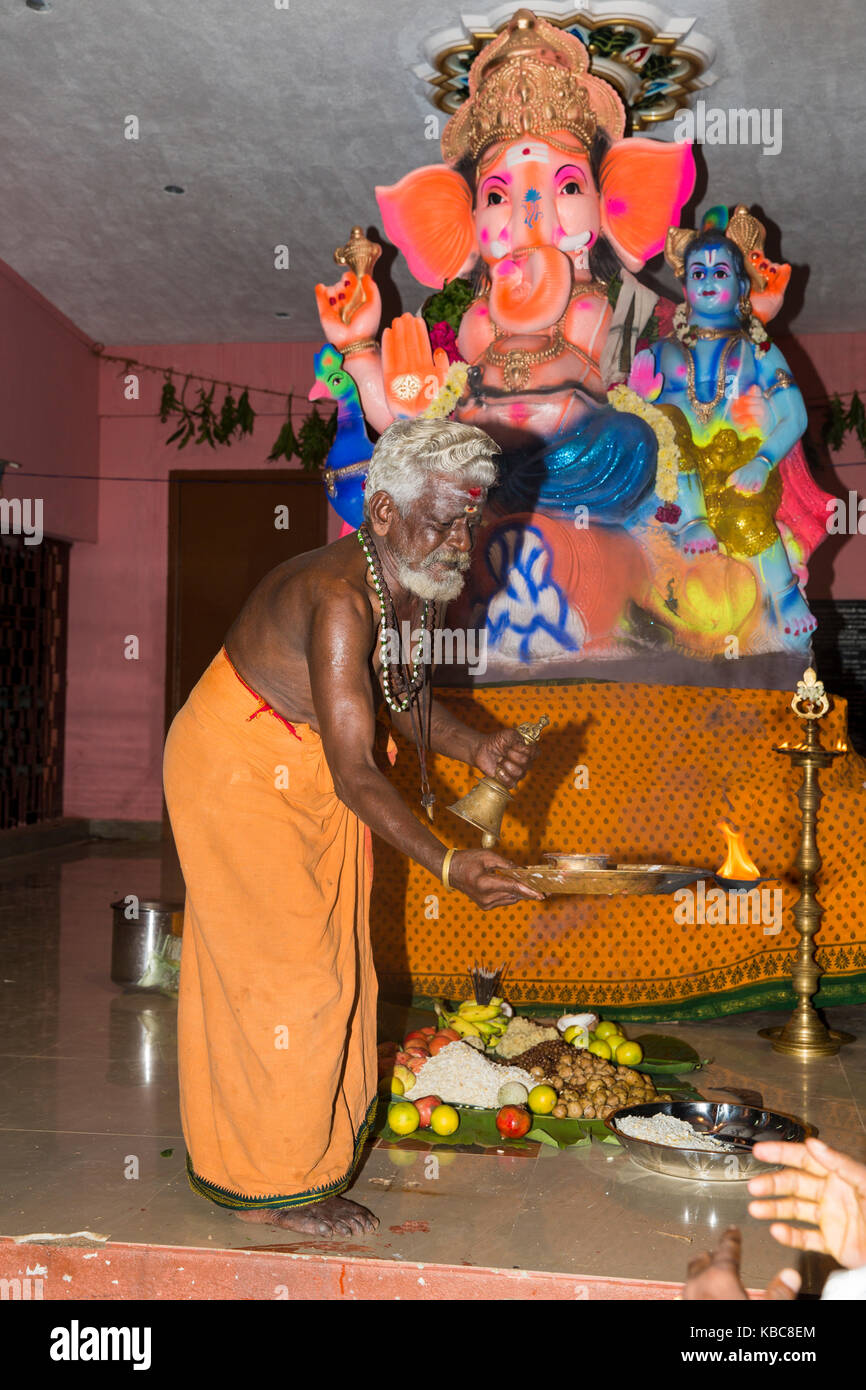 Pondicherry, PUDUCHERY, India - 26 agosto 2017. I devoti intorno a ganesha statua, cerimonia di offerte ganesha festival Foto Stock