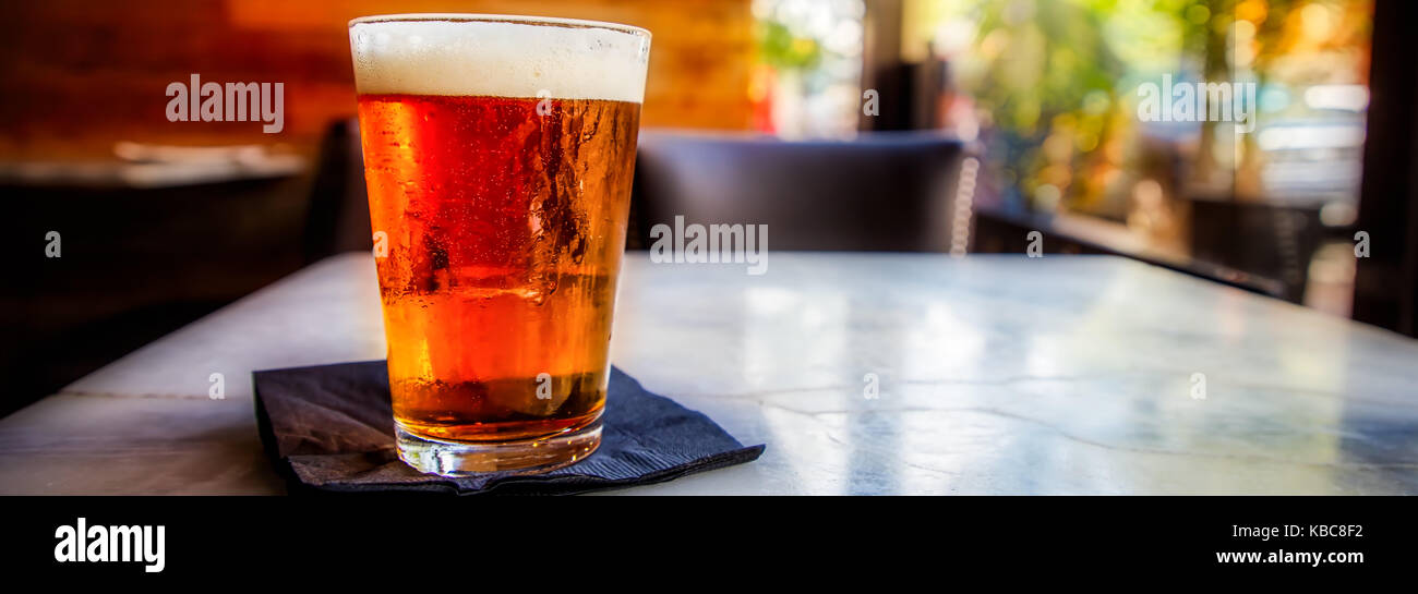 Un ice birra fredda, come dice la canzone, è cinque ore da qualche parte. Foto Stock