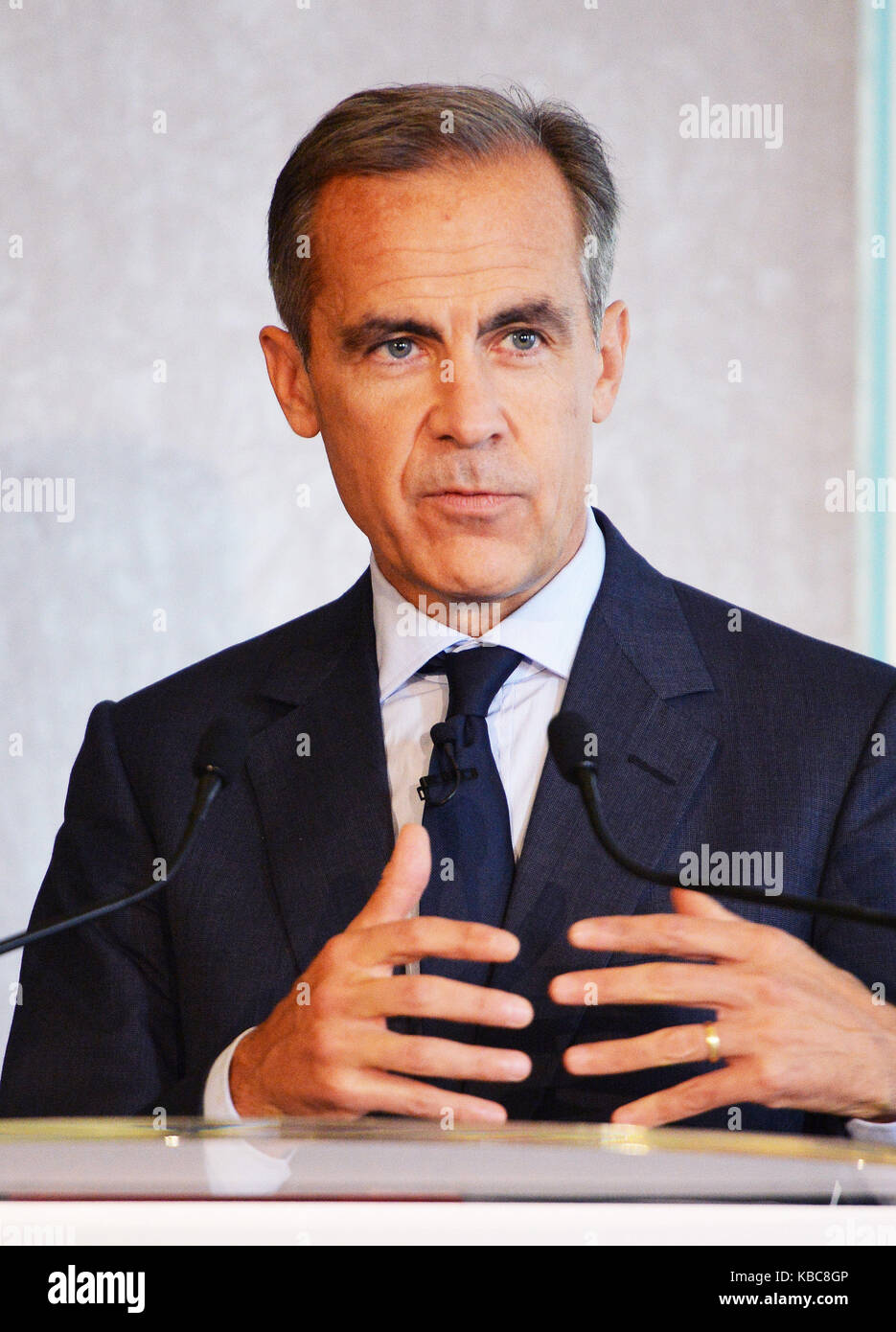 Governatore della Banca Mark Carney alla conferenza "Independence 20 Years on" della Banca d'Inghilterra, che segna due decenni di indipendenza operativa dal governo britannico, alla Fishmongers Hall nella città di Londra. Foto Stock