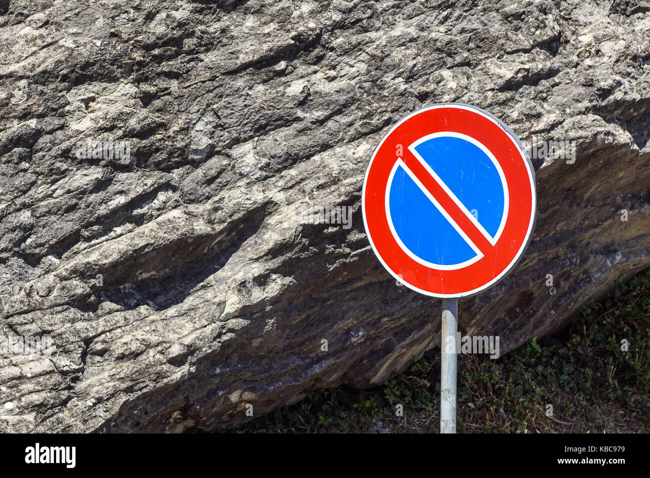 Segno di traffico per nessun arresto e parcheggio mi Foto Stock