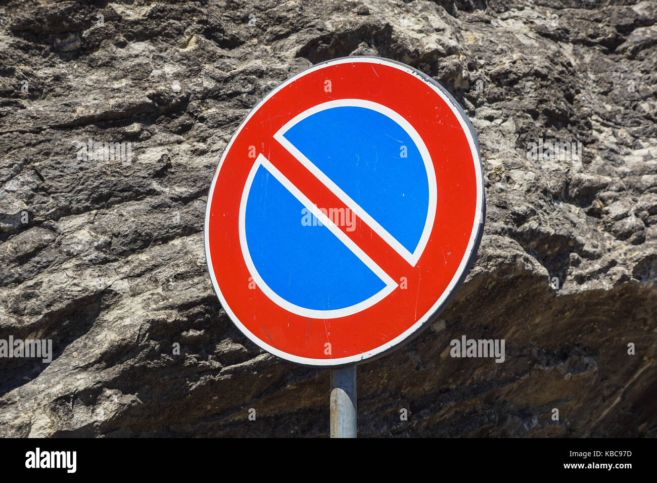Segno di traffico per nessun arresto e parcheggio mi Foto Stock