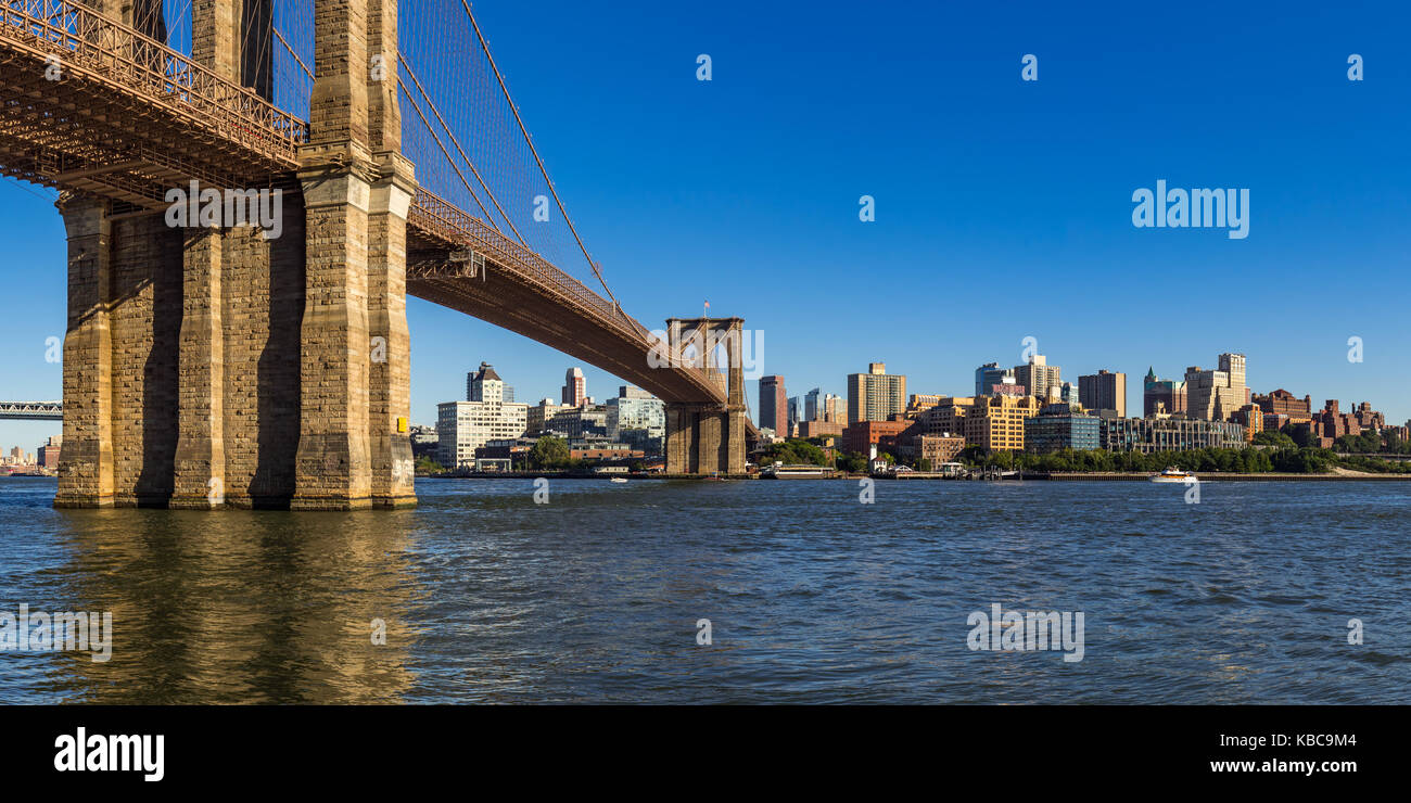Vista panoramica del lungofiume di Brooklyn con il ponte di Brooklyn, il Ponte di Brooklyn Park, e l'East River Foto Stock