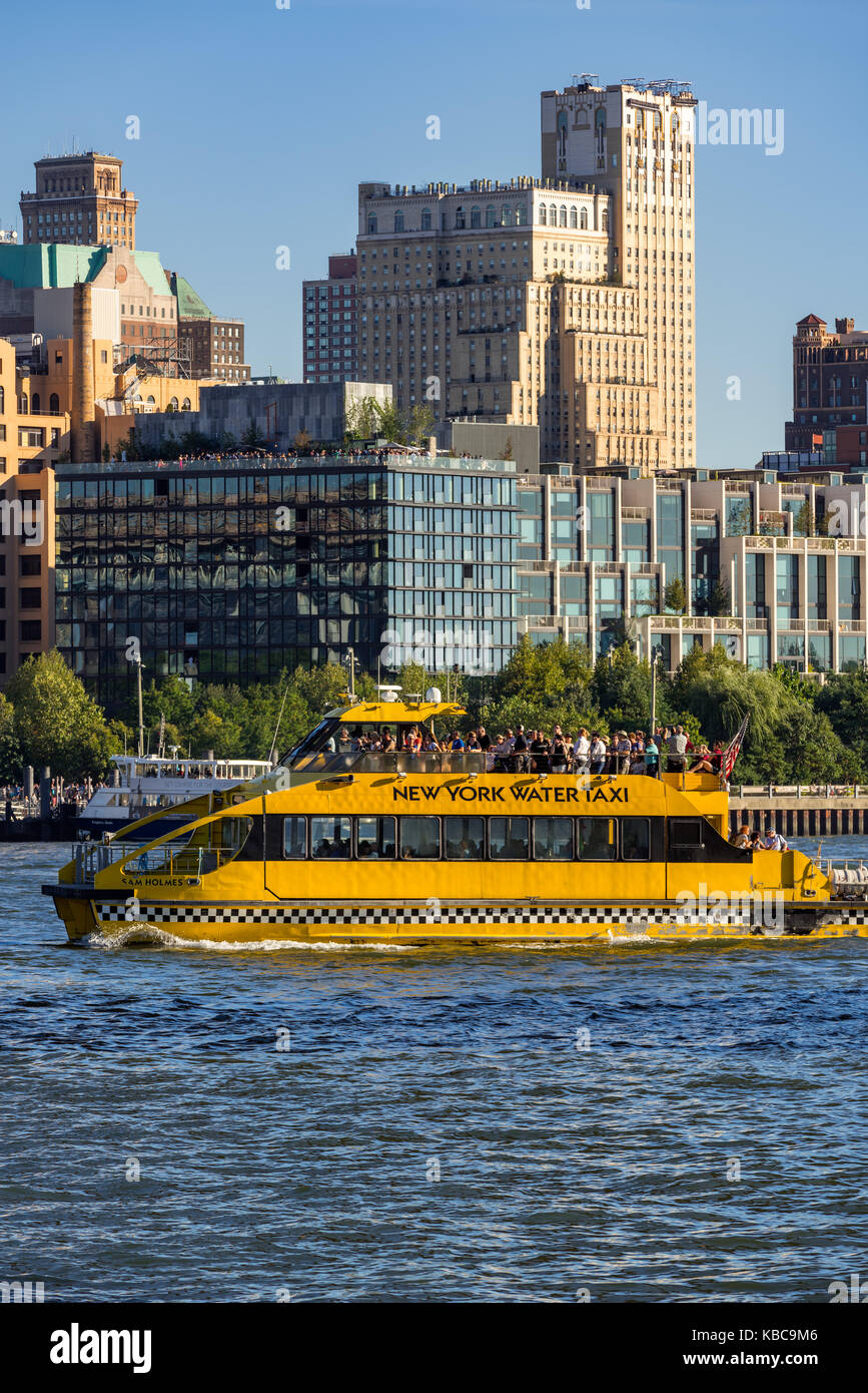 Ponte di Brooklyn Park da East River con un taxi d'acqua. Brooklyn, New York City Foto Stock