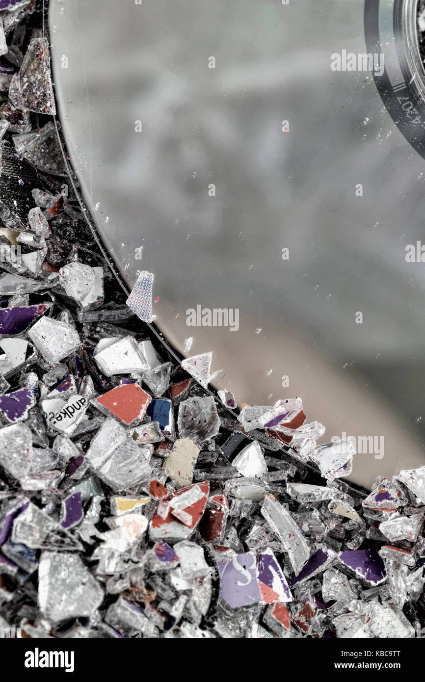 Granuli di trinciato rifiuti di plastica da CD & DVD fabbricazione. Foto Stock