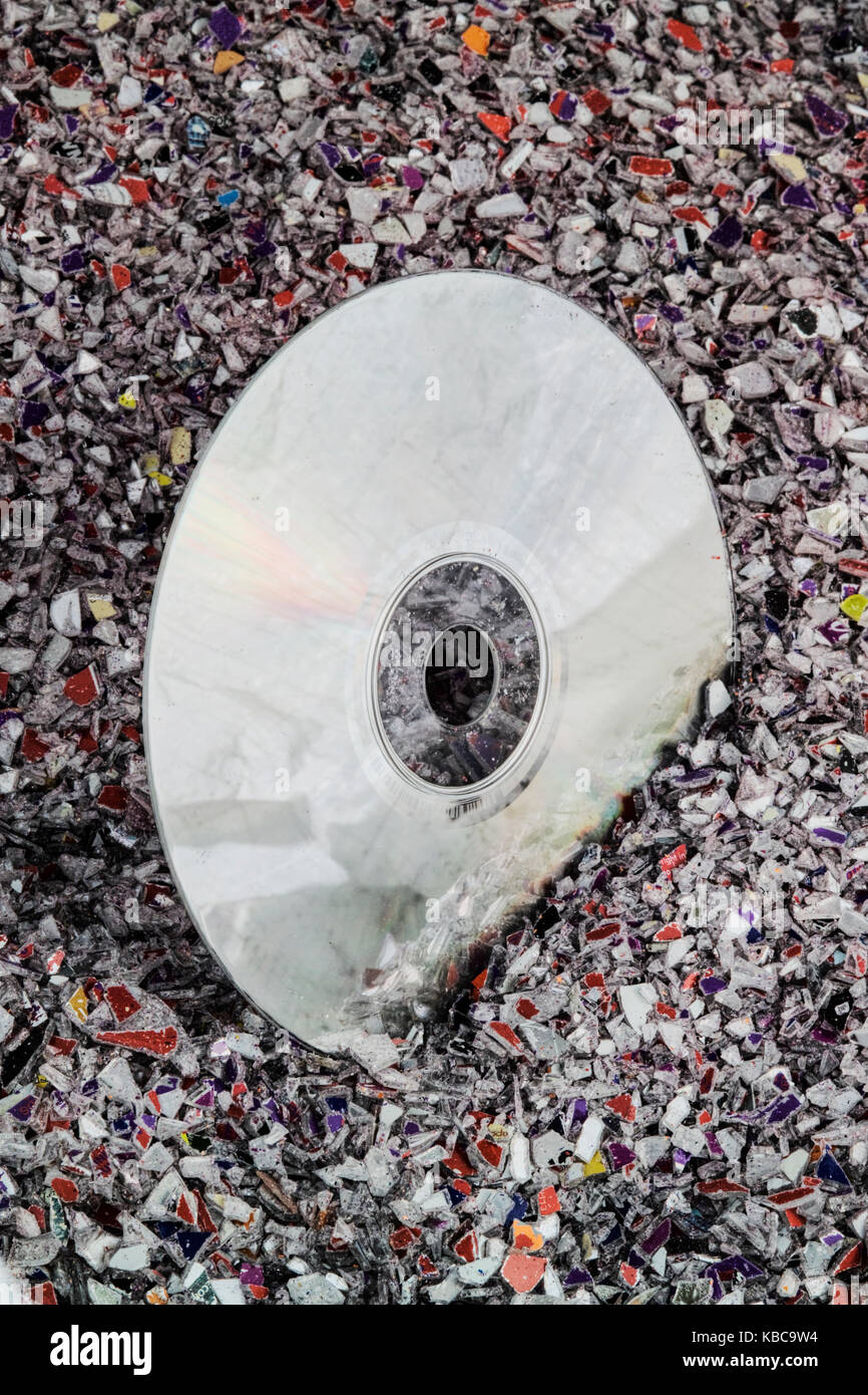 Granuli di trinciato rifiuti di plastica da CD & DVD fabbricazione. Foto Stock