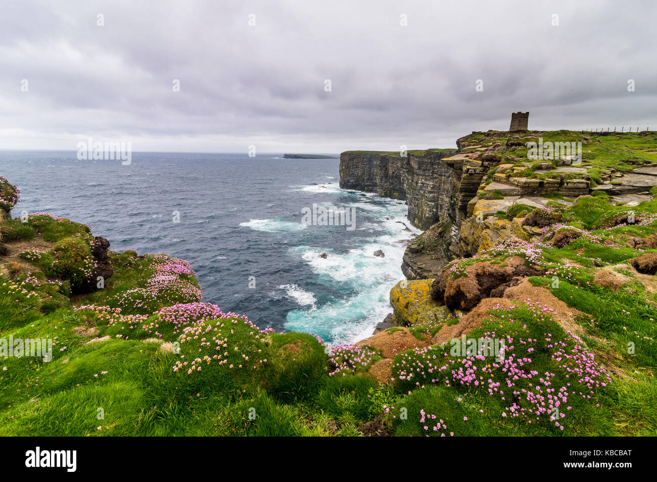 In alto sopra le scogliere, il kitchener memorial, isole Orcadi Scozia, Regno Unito, Europa Foto Stock