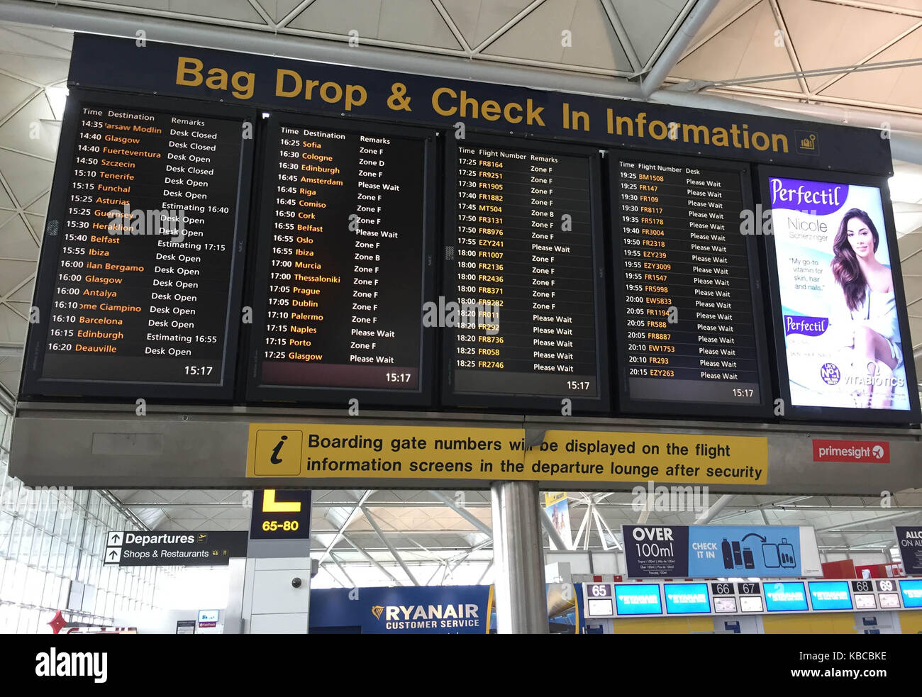 Uno schermo con informazioni voli, con i voli ryanair coded "fr"  all'Aeroporto stansted di Londra, essex. Ryanair è stato accusato dal  regolatore di aviazione di aver omesso di rispondere alla sua richiesta