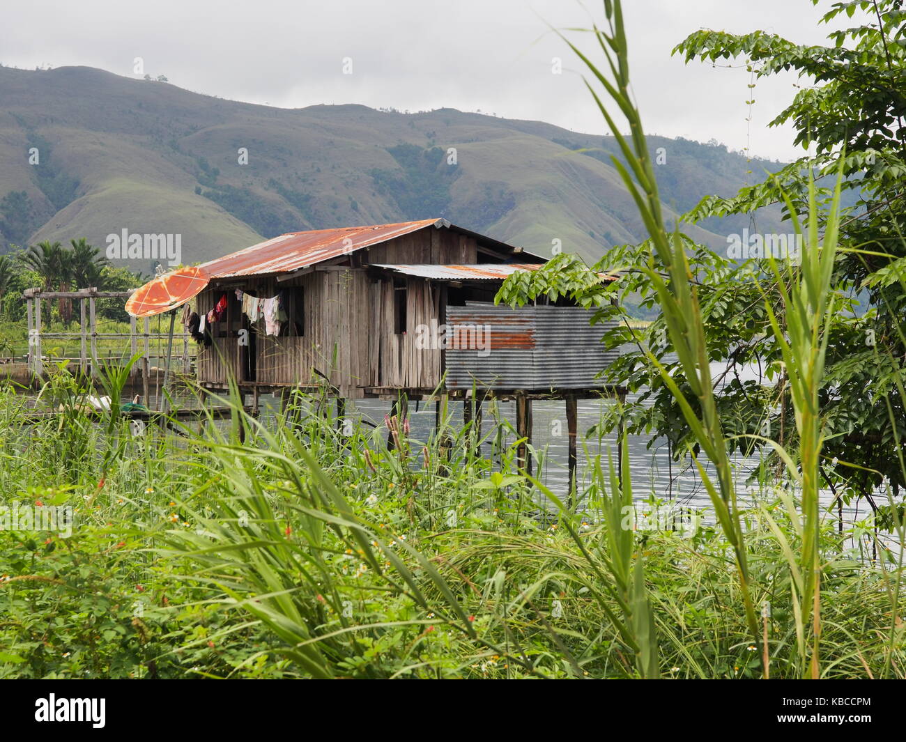 Stilt casa sul lago sentani, Papua, indoensia Foto Stock