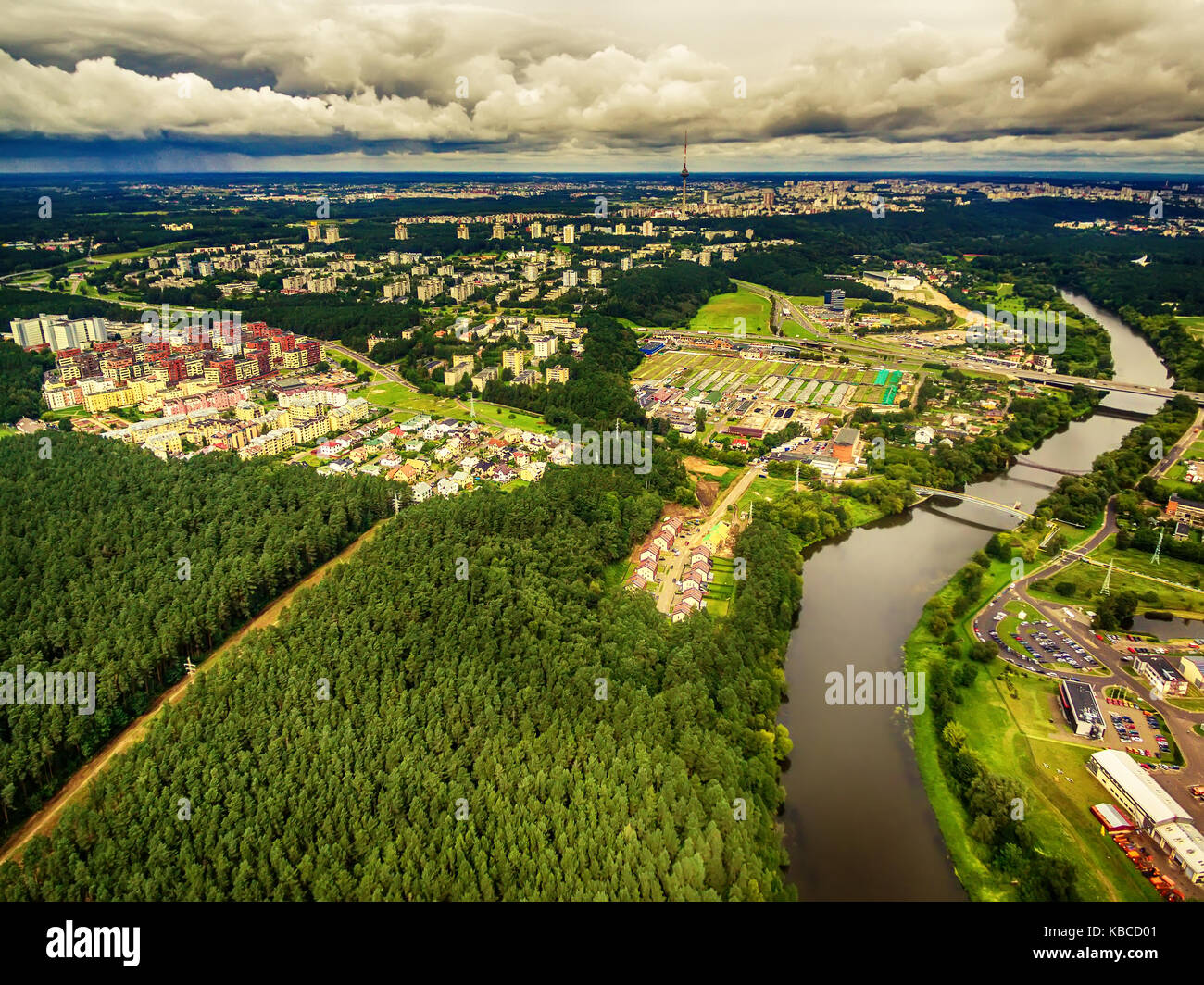 Vilnius, Lituania: antenna uav vista dall'alto del fiume Neris e parco in bukciai in estate Foto Stock Vilnius, Lituania: antenna uav vista dall'alto del fiume Neris e parco in bukciai in estate Foto Stock