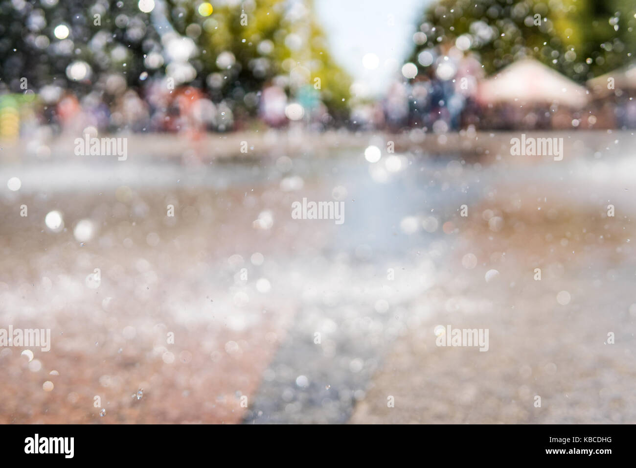 Gli spruzzi di acqua e sfondo sfocato Foto Stock
