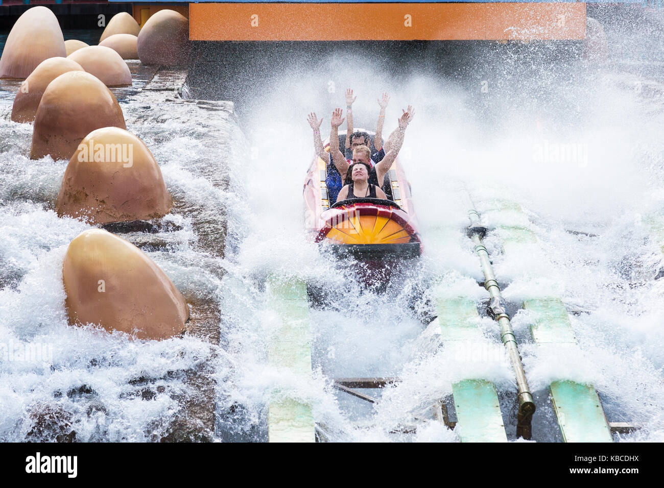 Turisti che si godono la Splash Mountain theme park ride, Universal Studios Orlando, Florida, Stati Uniti d'America Foto Stock