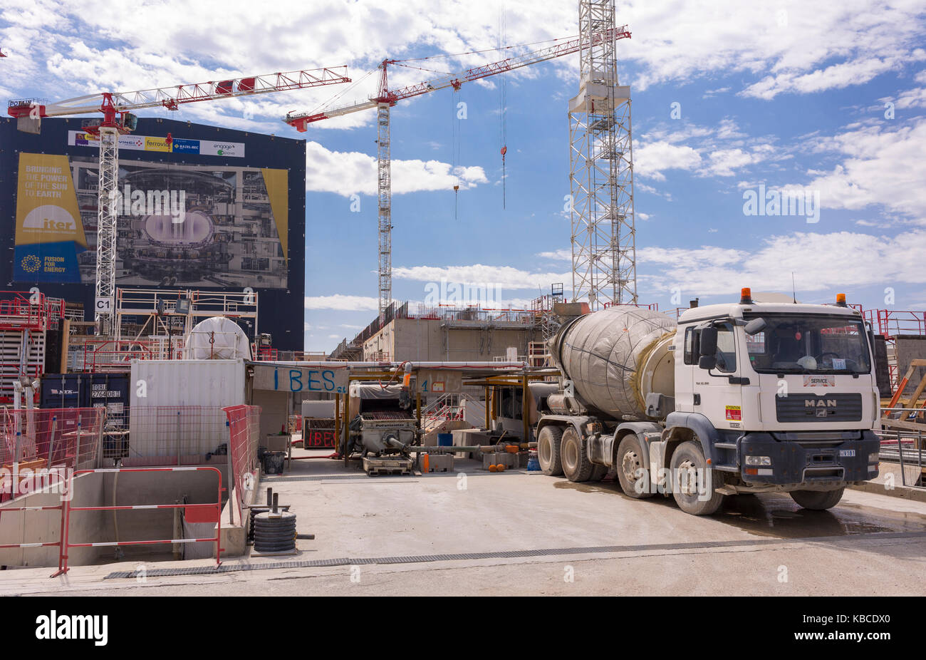 Provenza, Francia - iter, fusione internazionale organizzazione di energia. betoniera carrello. Foto Stock