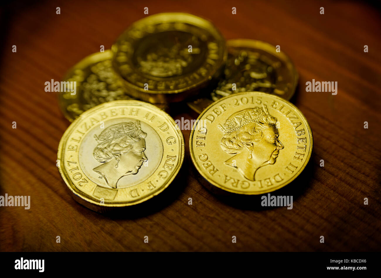 Nuova moneta sterlina e la vecchia lira moneta regno unito Foto Stock