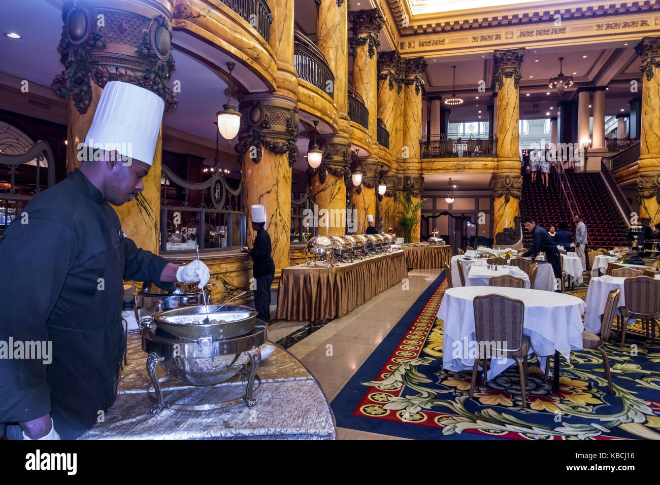 Richmond Virginia, Jefferson Hotel, storico, interno, hotel, lusso, cinque, 5 stelle, lobby Rotunda, soppalco, brunch con champagne della domenica, chef, uomini neri Foto Stock