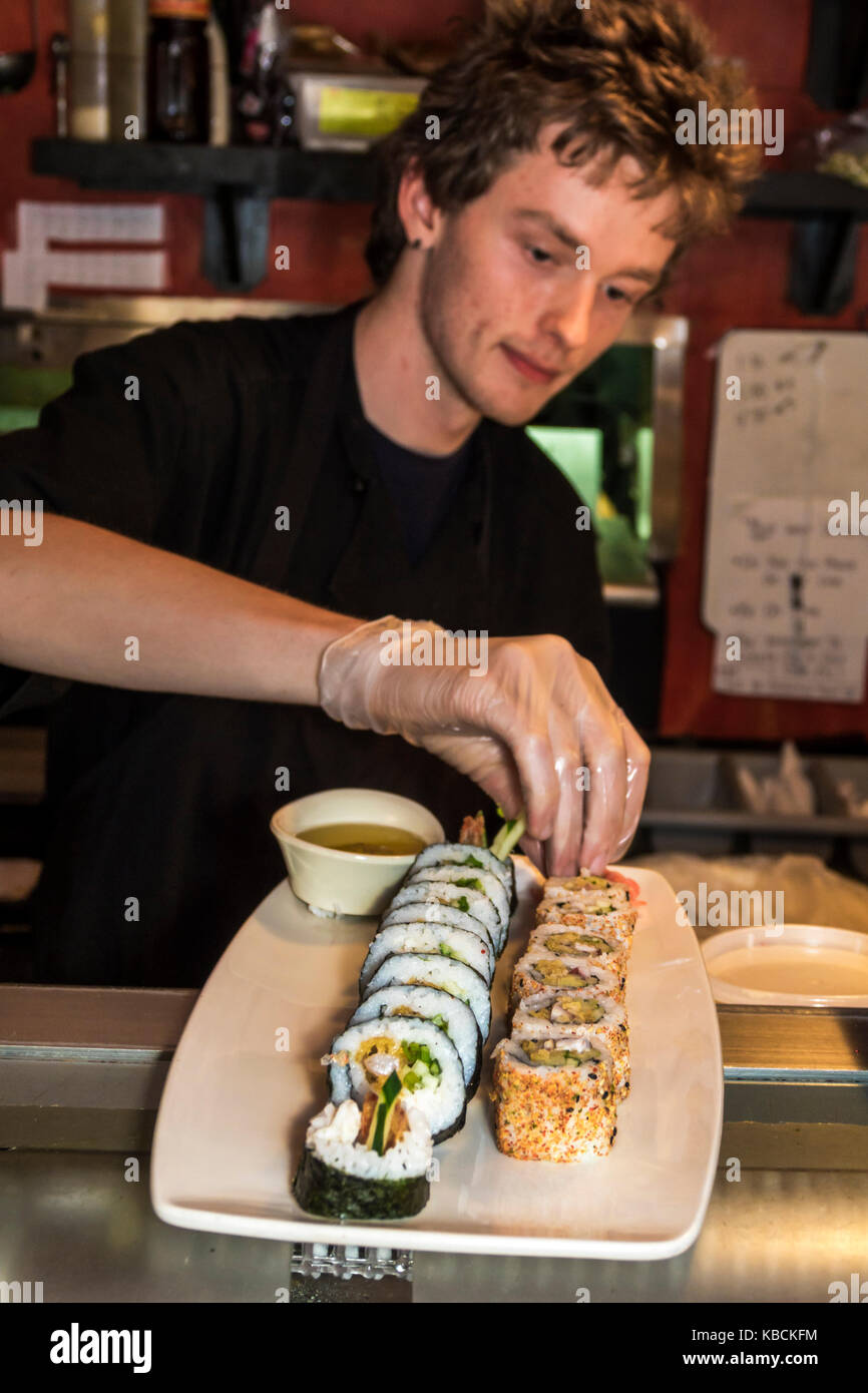 Richmond Virginia, Fan District, riso Sticky, cucina asiatica, ristorante ristoranti cibo caffè, ristoranti, uomo maschile, sushi roll, chef, preparazione, w Foto Stock