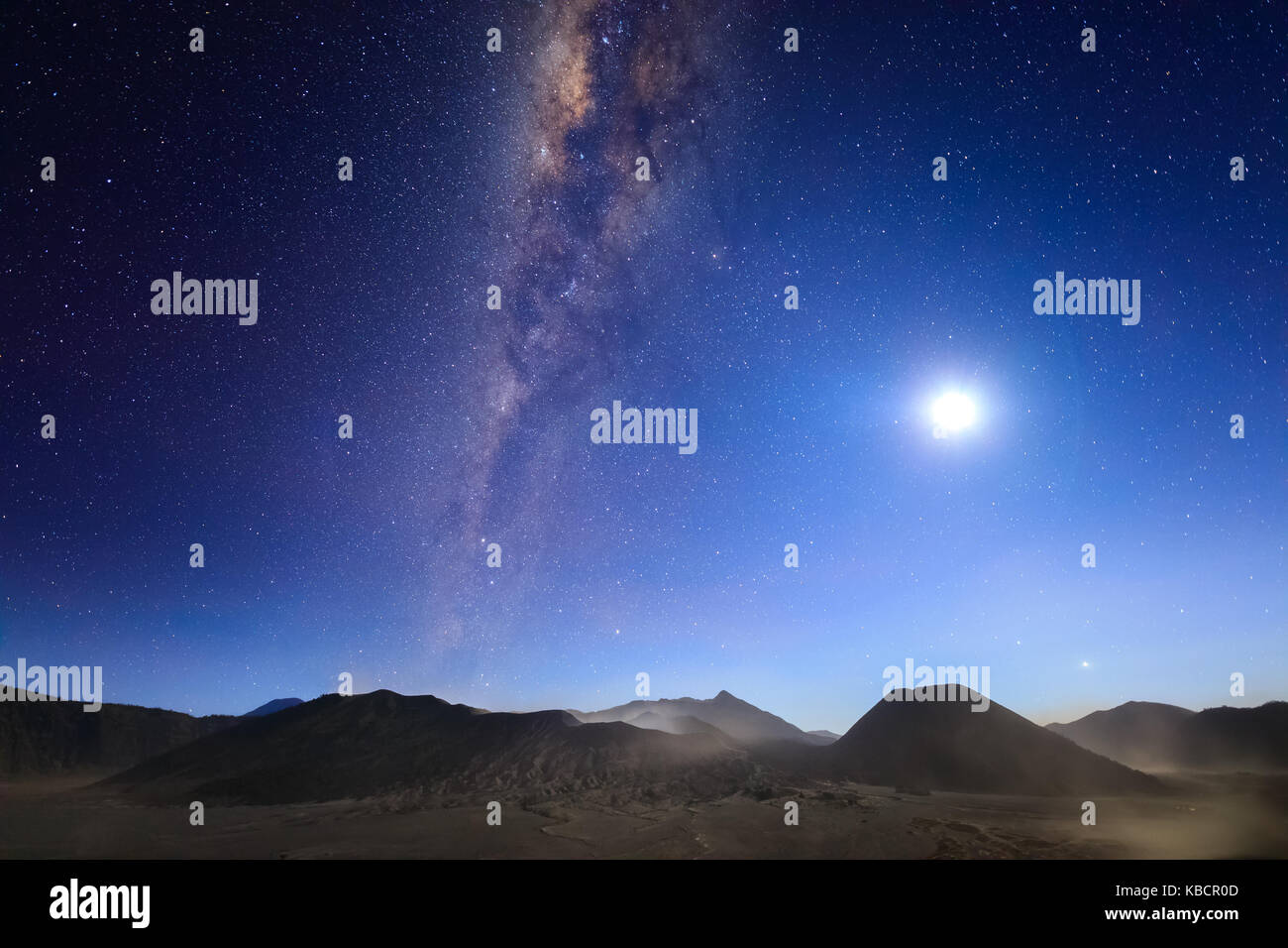 Vulcano bromo con via lattea, la luna e la sabbia strom tengger semeru national park, East Java, Indonesia Foto Stock