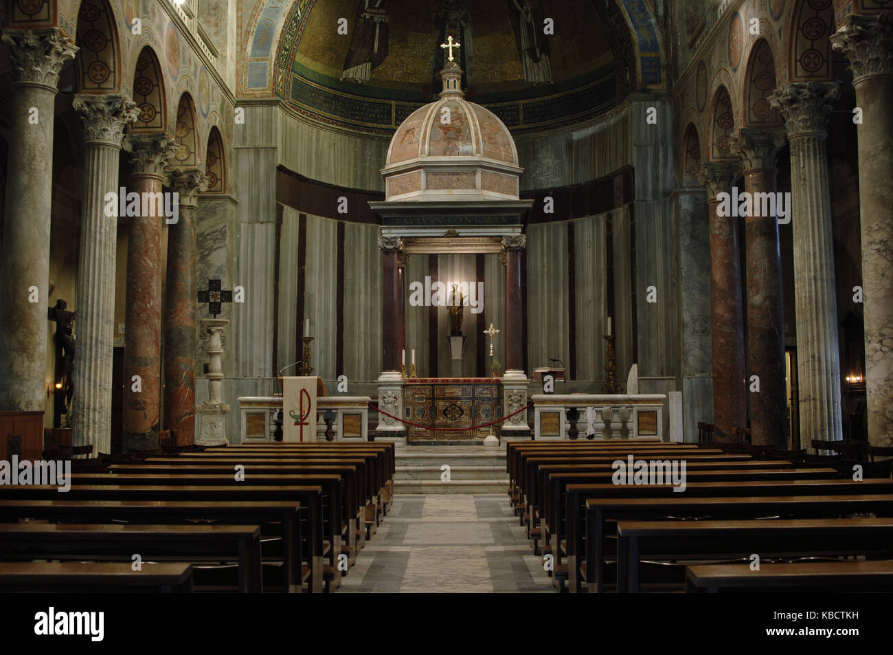 Italia. Roma. chiesa di sant'Agnese fuori le mura. L'edificio attuale ricostruita da papa Onorio I, VII secolo. interno. altare e abside. Foto Stock