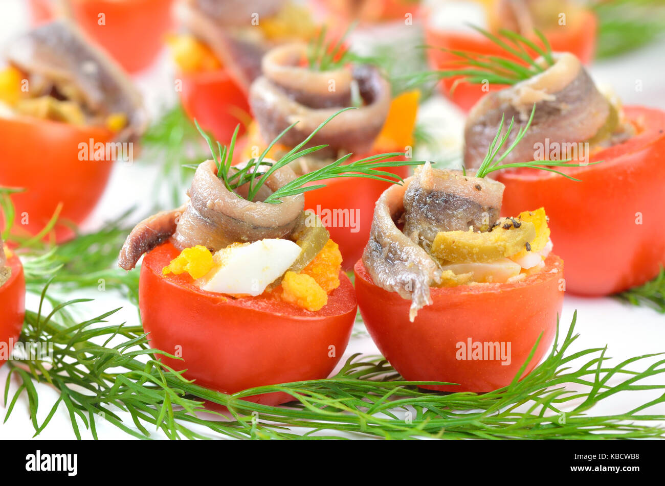 Pomodorini con acciughe tritate le uova e di aneto fresco Foto Stock