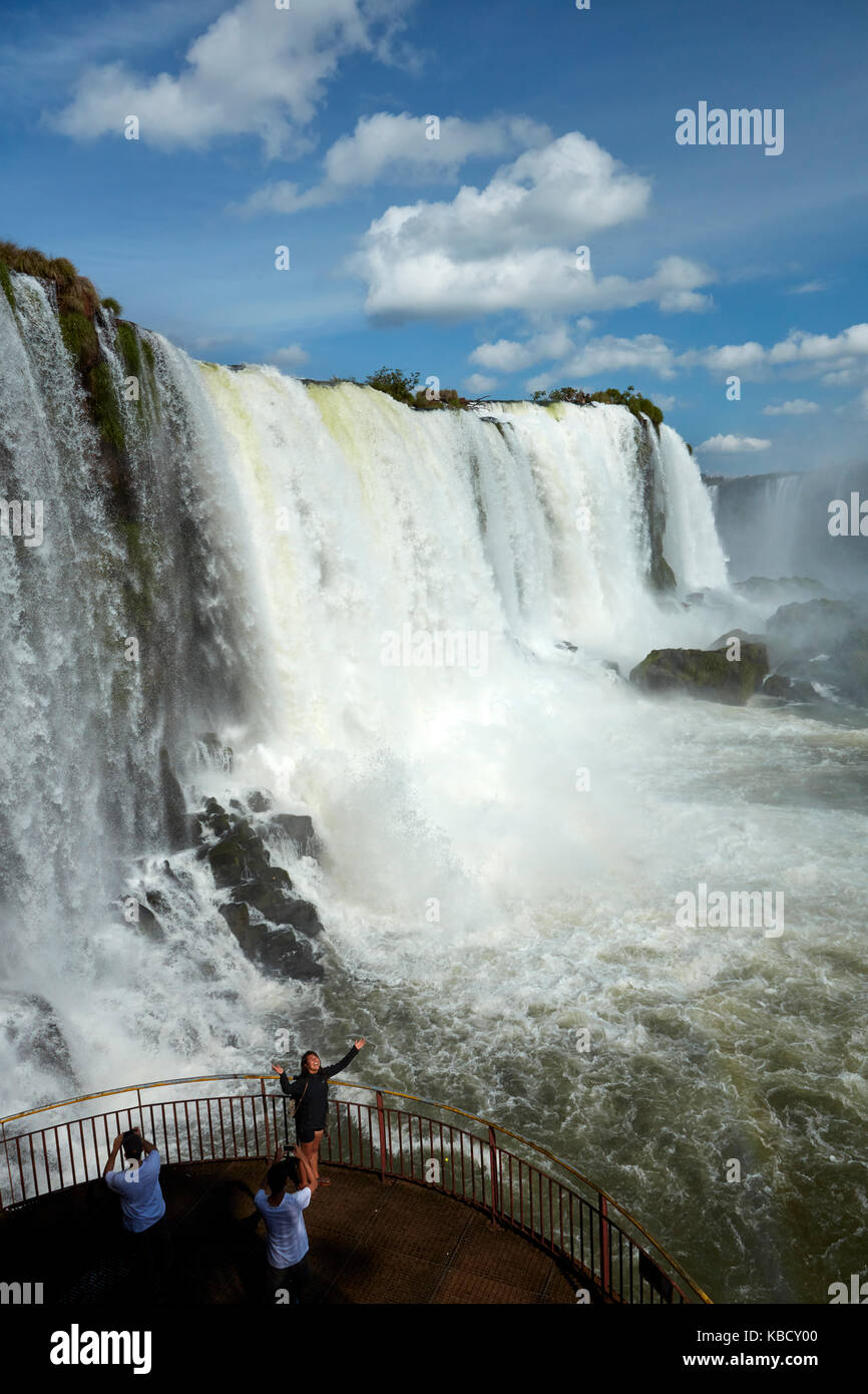 Turisti sulla piattaforma di osservazione sul lato brasiliano delle cascate di Iguazu, Brasile - confine con l'Argentina, Sud America Foto Stock