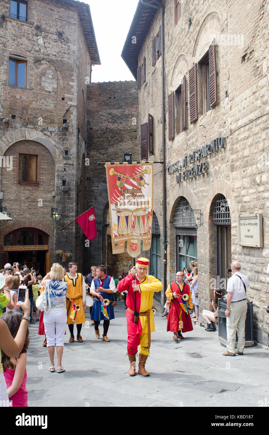 San Gimignano i ragazzi in costume medievale di tamburi in parata attraverso Foto Stock