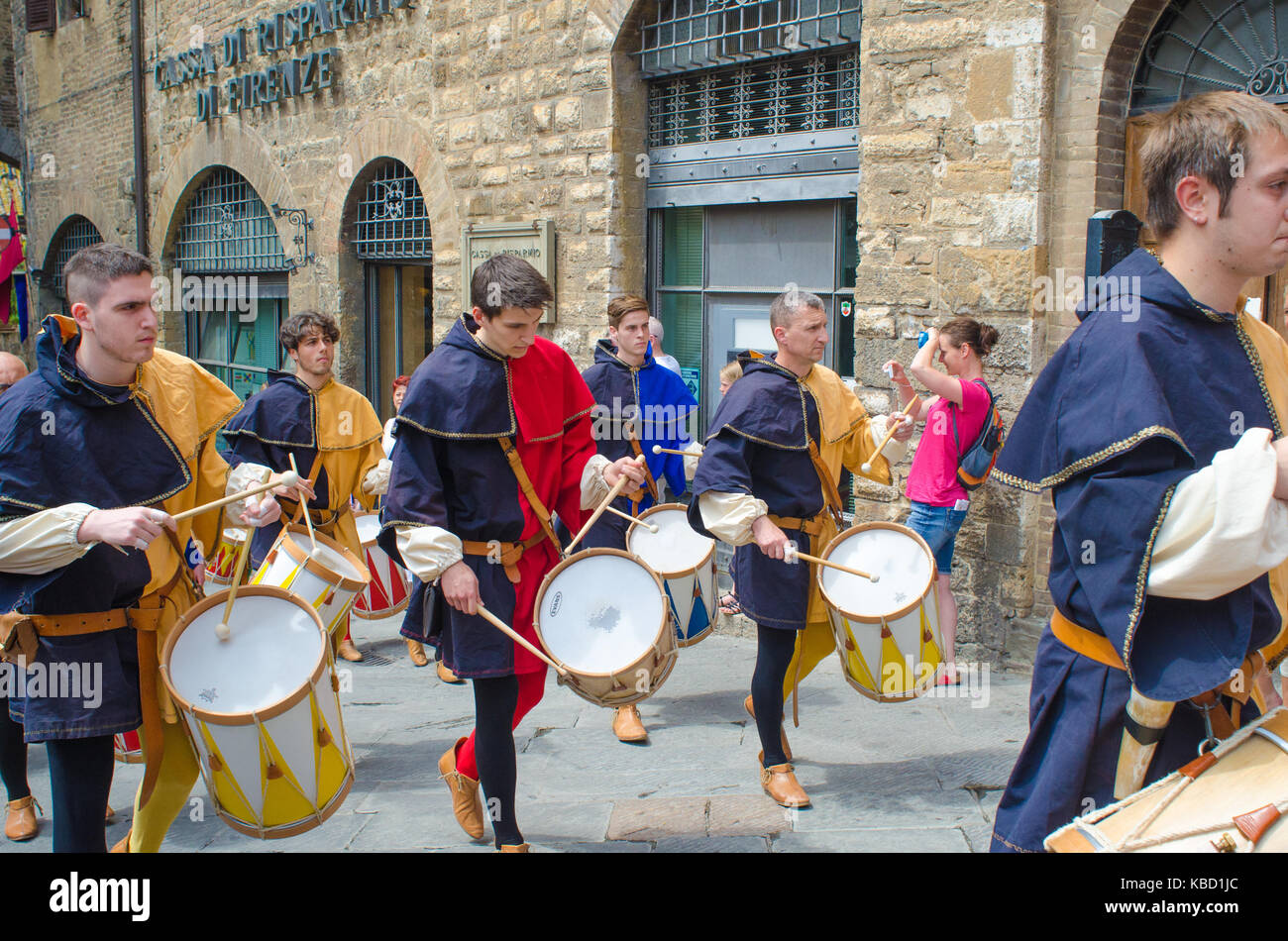 San gimignano i ragazzi in costume medievale di tamburi in parata attraverso Foto Stock