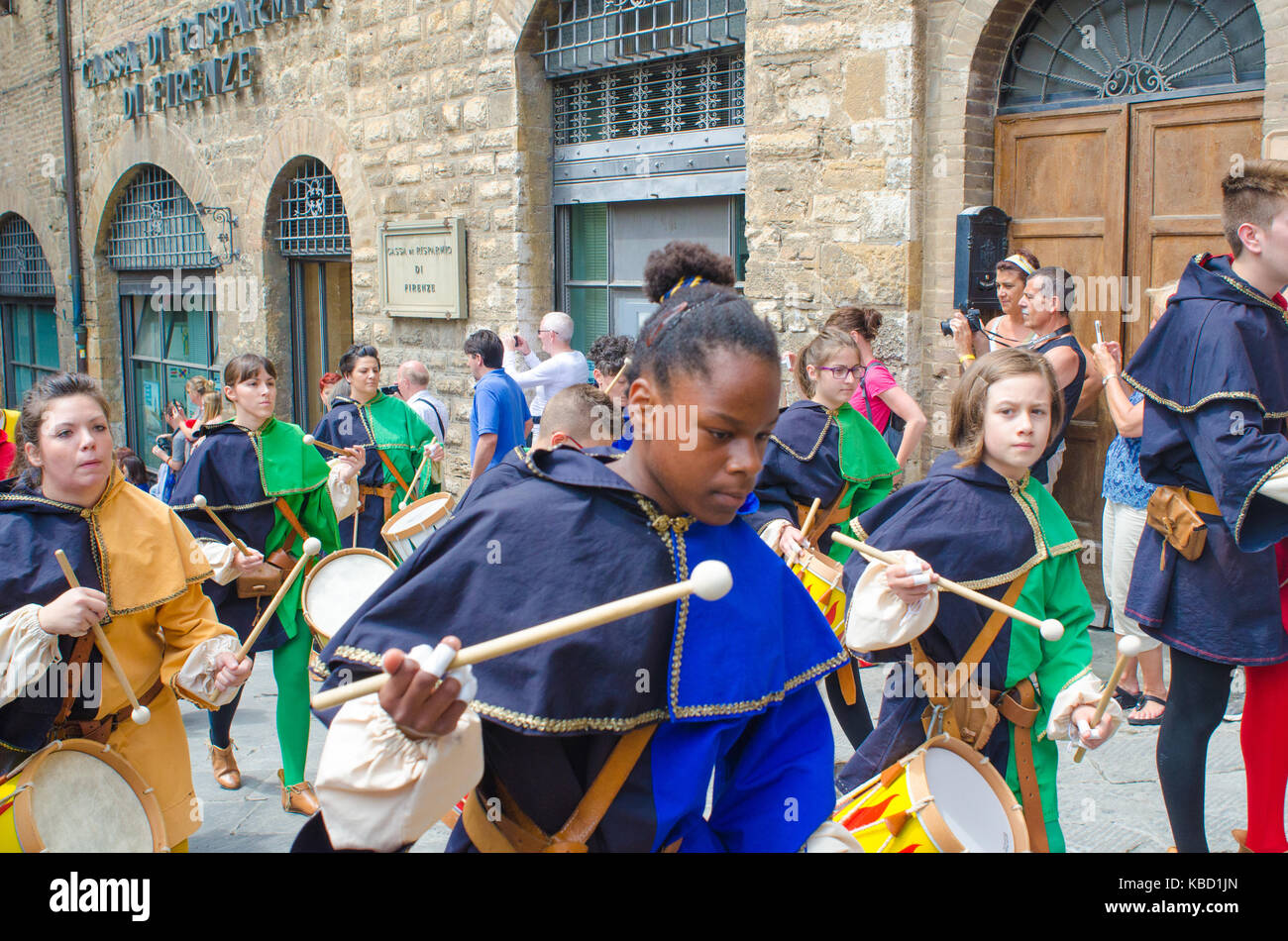 San gimignano ragazze in costume medievale di tamburi in parata attraverso Foto Stock