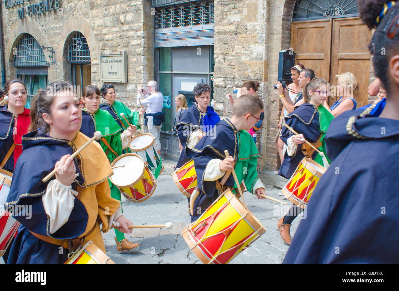 San Gimignano ragazze in costume medievale di tamburi in parata attraverso Foto Stock