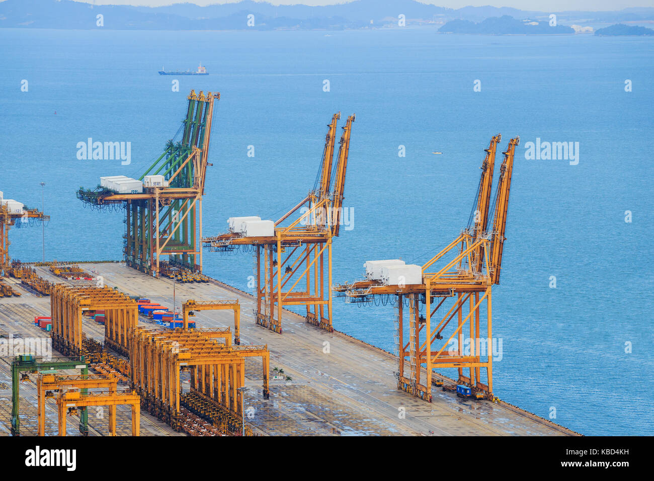 Porto commerciale di Singapore, è uno dei più trafficati di importazione, esportazione, logistica porti del mondo Foto Stock