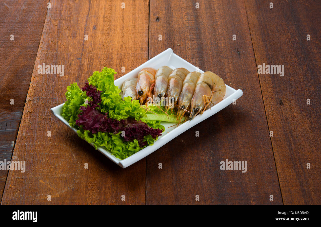 Fresche gamberetti congelati/ gamberetti in piastra bianca. Foto Stock