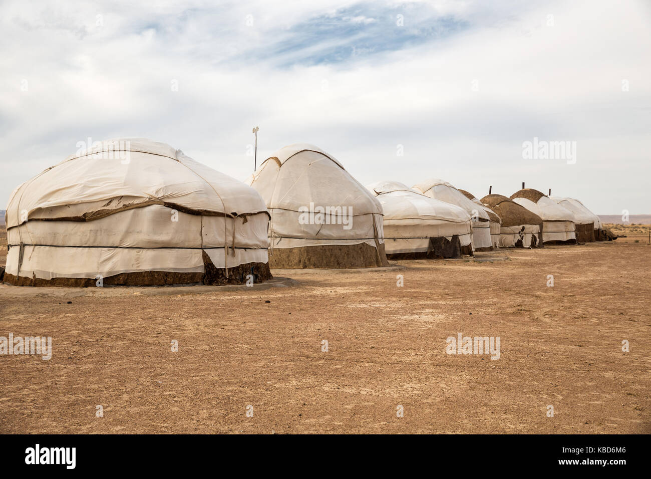 Yurta camp nel deserto del Kyzylkum, vicino al ayaz-kala fortezza, Uzbekistan Foto Stock