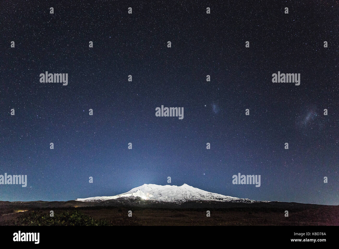 Il whakapapa sci e mt ruapehu sono illuminati sotto le stelle in tonagriro national park in Nuova Zelanda. Foto Stock