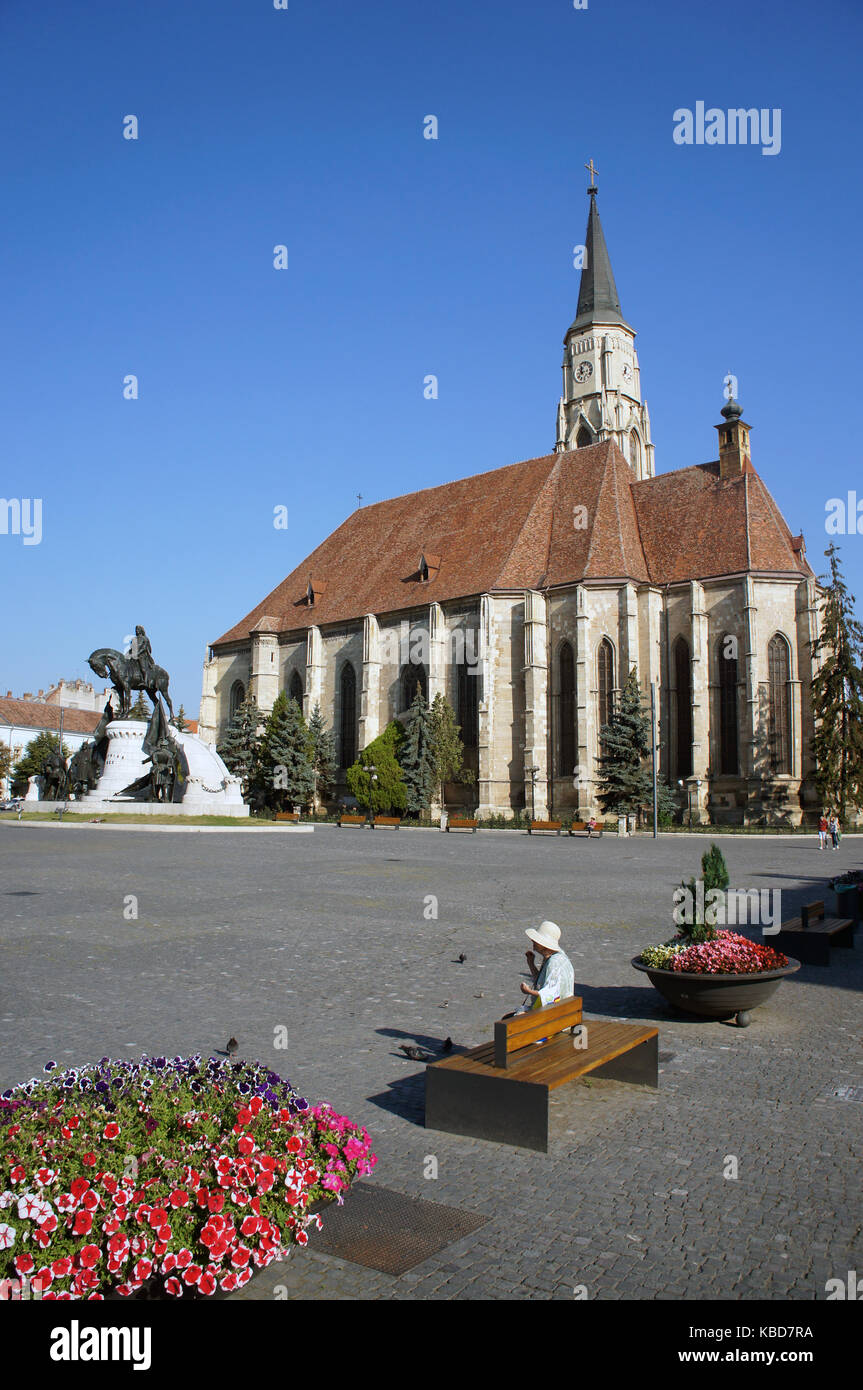 Un monumento di re Mattia Corvino (corvin) in Cluj-napoca, piața unirii davanti a saint michail (Michael) Chiesa, Romania Foto Stock
