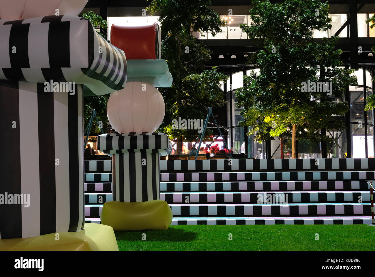 Exchange Square, Broadgate, Londra, fotografato di notte durante il London Design Festival, settembre 2017, mostrando Villa Walala desby Camille Walala Foto Stock