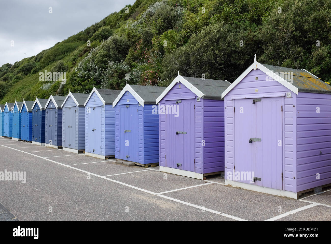 Cabine sulla spiaggia, tra Bournemouth e Boscombe nel Dorset, Inghilterra. Foto Stock