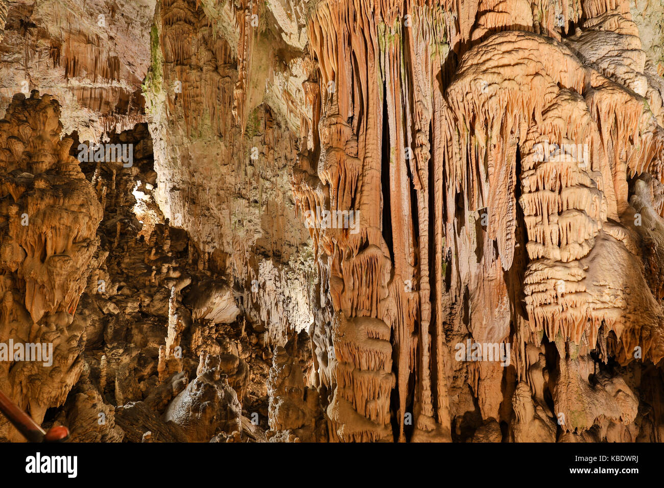 Pittoresche caratteristiche carsiche accesa nella grotta Foto Stock